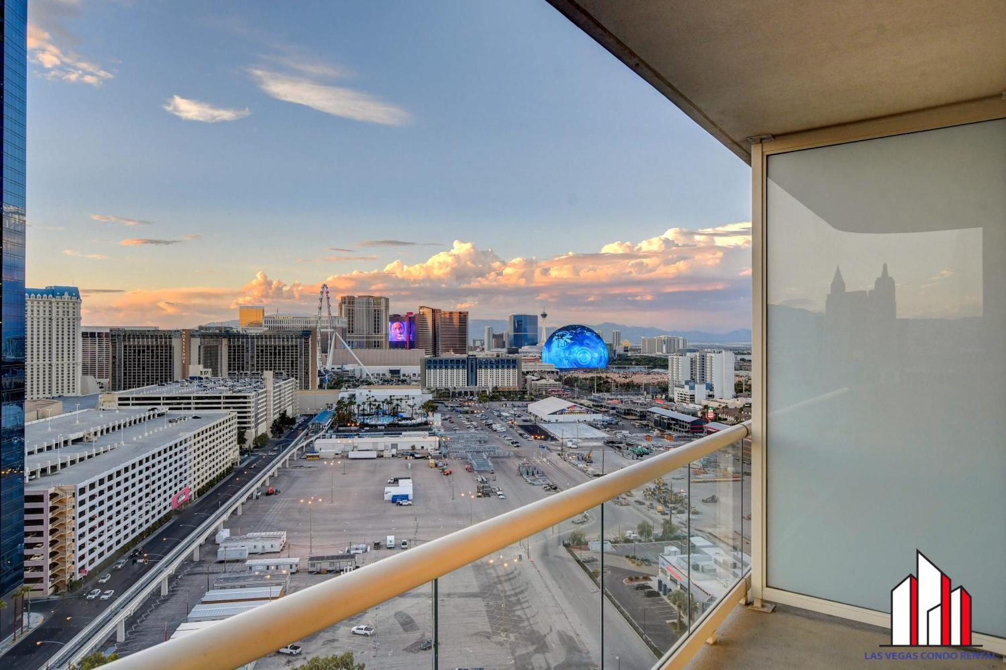 Mgm Signature-22-805 F1 Track & Strip View Balcony Сasa de vacaciones